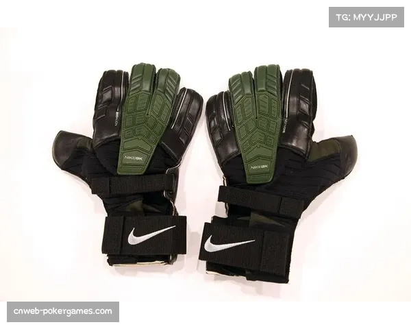 新英格兰革命门将携手合作品牌发布定制个性化手套