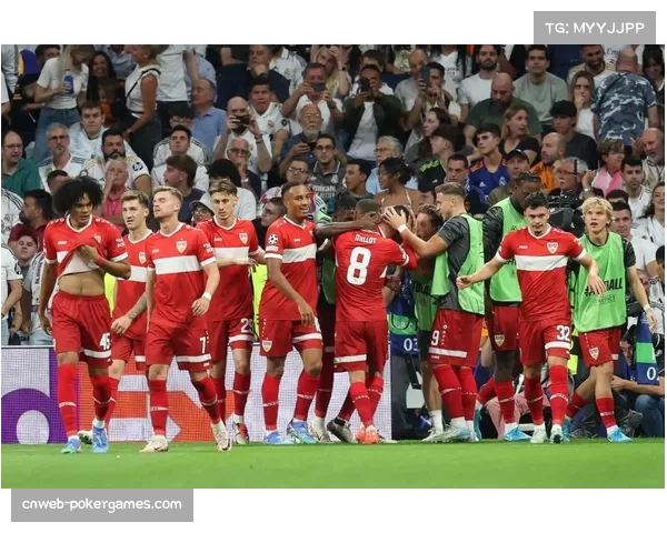 终场哨响瞬间，斯图加特球员围拢庆祝欧冠席位在望